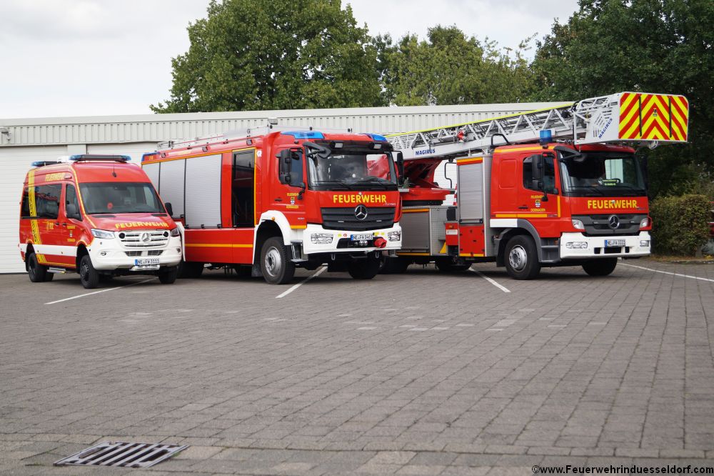 Gruppenaufnahmen Vom Alten Und Neuen Einsatzleitwagen Der Feuerwehr ...